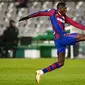 Penyerang Barcelona, Ousmane Dembele, mengontrol bola saat melawan Real Sociedad pada laga semifinal Piala Super Spanyol di Stadion Nuevo Arcangel, Rabu (13/1/2021). Barcelona menang adu penalti dengan skor 3-2. (AP/Jose Breton)