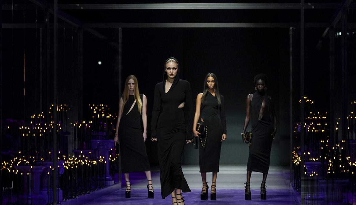 Gigi Hadid berjalan di catwalk mengenakan kreasi bagian dari koleksi Musim Semi Musim Panas 2023 wanita Versace selama event Milan Fashion Week di Milan, Italia (23/9/2022). Gigi tampil memukai saat berjalan di catwalk. Gigi Hadid mengenakan dress polos dengan sentuhan terbuka dibagian pinggang. (AP Photo/Alberto Pezzali)