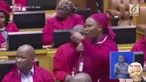 Saat seorang wanita berdebat di gedung parlemen Afrika Selatan, rekannya malah asyik 'ngupil' dan menikmati seakan tak peduli.