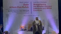 Duta Besar Arab Saudi untuk Indonesia, Esam A. Abid Althagafi meluncurkan buku berjudul 'Duta antara Dua Kutub' di Plataran Hutan Kota, Kamis (8/4/2021). (Dok: Benedikta Miranti T.V)