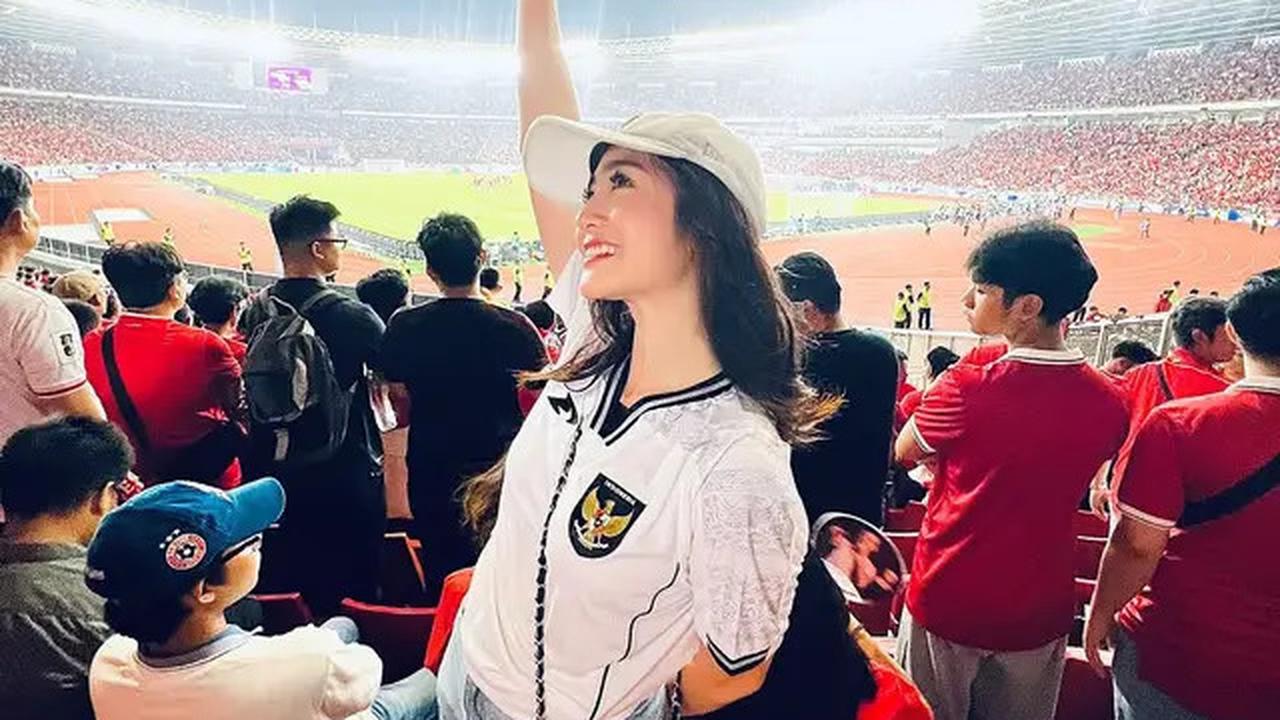 6 Potret Febby Rastanty Nonton Timnas Bareng Teman Artis, Suami Sedang Bertugas