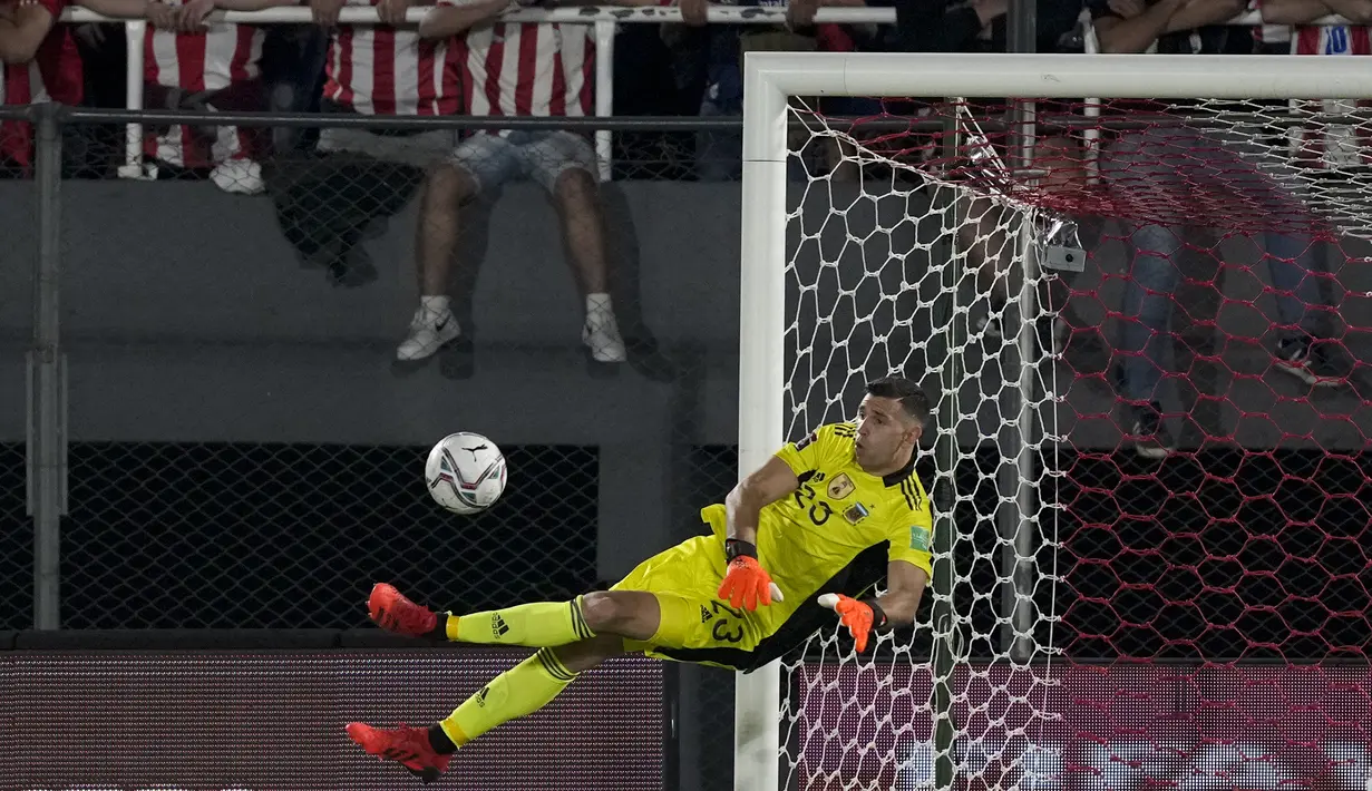 Pada menit ke-64 Paraguay mendapatkan peluang emas lewat Antonio sanabria. Sontekannya masih dapat ditepis Emiliano Martinez. (AP/Jorge Saenz)