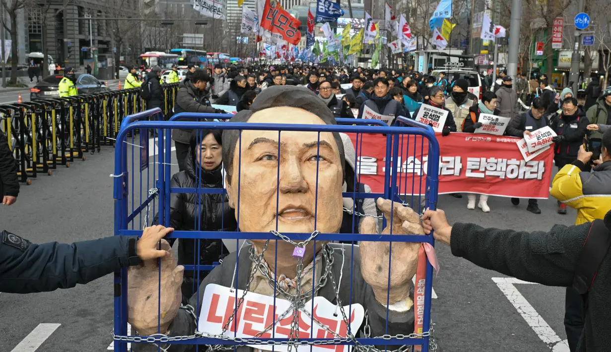 Unjuk rasa yang berujung pada upaya pemakzulan Presiden Yoon Suk Yeol terkait deklarasi status darurat militer. Tampak dalam foto, para demonstran dari kelompok buruh ikut serta dalam protes yang menyerukan penggulingan Presiden Korea Selatan Yoon Suk Yeol di luar Balai Kota di Seoul pada 12 Desember 2024. (ANTHONY WALLACE/AFP)