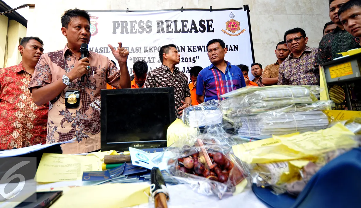Direktur Reserse Kriminal Umum Polda Metro Jaya Kombes Krishna Murti memberikan keterangan pers saat rilis 22 kasus hasil  Operasi Pekat Jaya 2015, Jakarta, Jumat (3/7/2015). (Liputan6.com/Yoppy Renato)