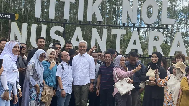 Calon presiden (capres) Ganjar Pranowo mengunjungi Ibu Kota Nusantara (IKN) pada Kamis (7/12/2023).