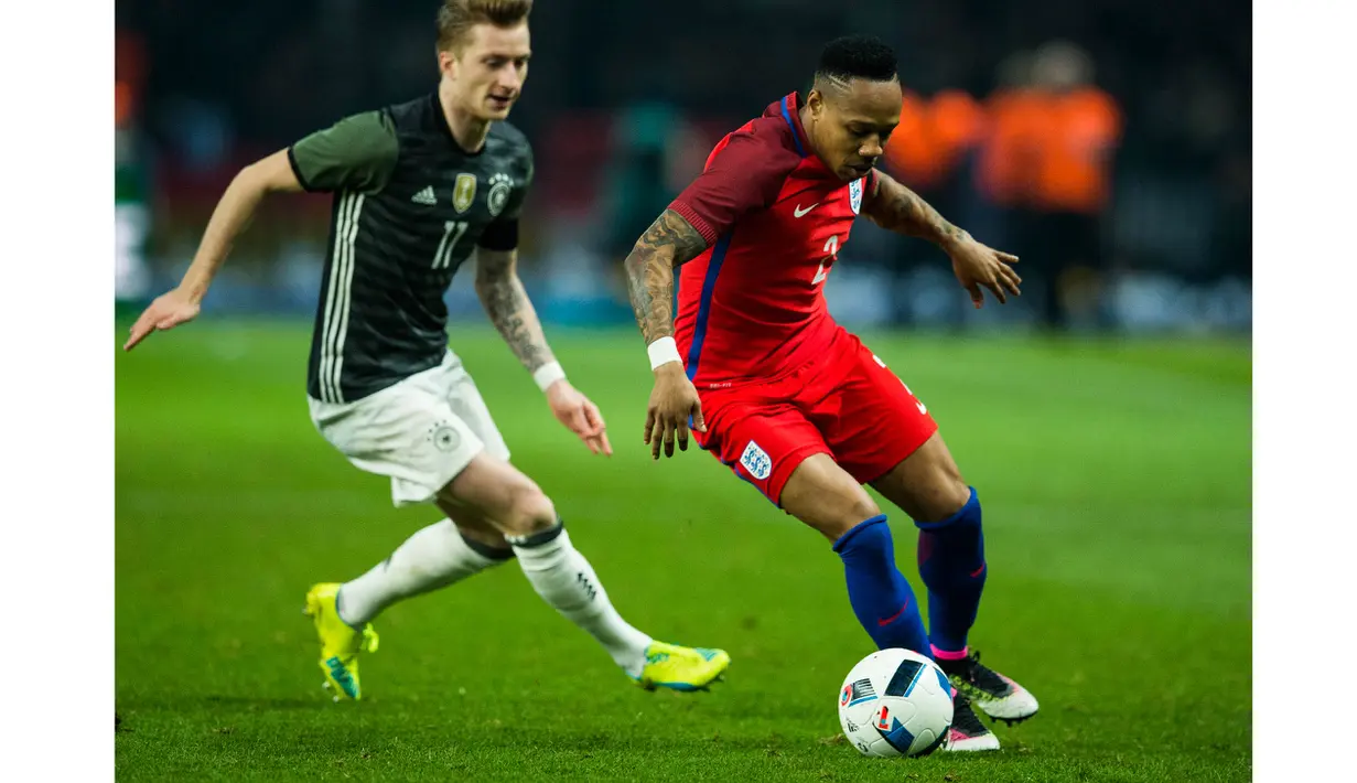 Nathaniel Clyne (kanan), pemain Liverpool yang menjadi andalan Roy Hodgson di lini belakang pada laga persahabatan melawan Jerman di Olympiastadion, Berlin, Minggu (27/3/2016) dini hari WIB. (AFP/Odd Andersen)