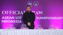 Exco PSSI, Muhammad bersiap melakukan pengundian dalam acara drawing Piala AFF U-17 2026 yang berlangsung di SCTV Tower Lt 8, Senayan, Jakarta pada Jumat (06/03/2026). Timnas Indonesia U-17 tergabung ke dalam Grup A bersama Vietnam, Malaysia, dan Timor Leste. (Bola.com/Bagaskara Lazuardi)