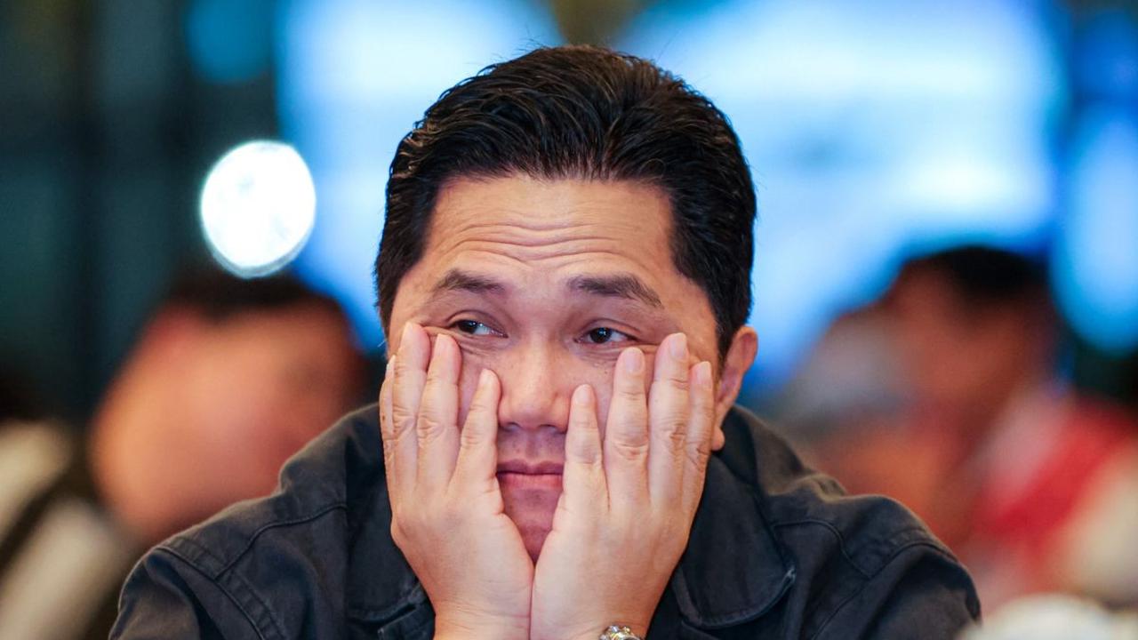 Ekspresi kecewa Ketum PSSI Erick Thohir saat menghadiri acara nonton bareng pertandingan Timnas Indonesia vs Irak dalam penyisihan Grup D Piala Asia 2023, pada Senin (15/1/2024) malam. Acara ini turut dihadiri selebriti, influencer, dan pimpinan redaksi 