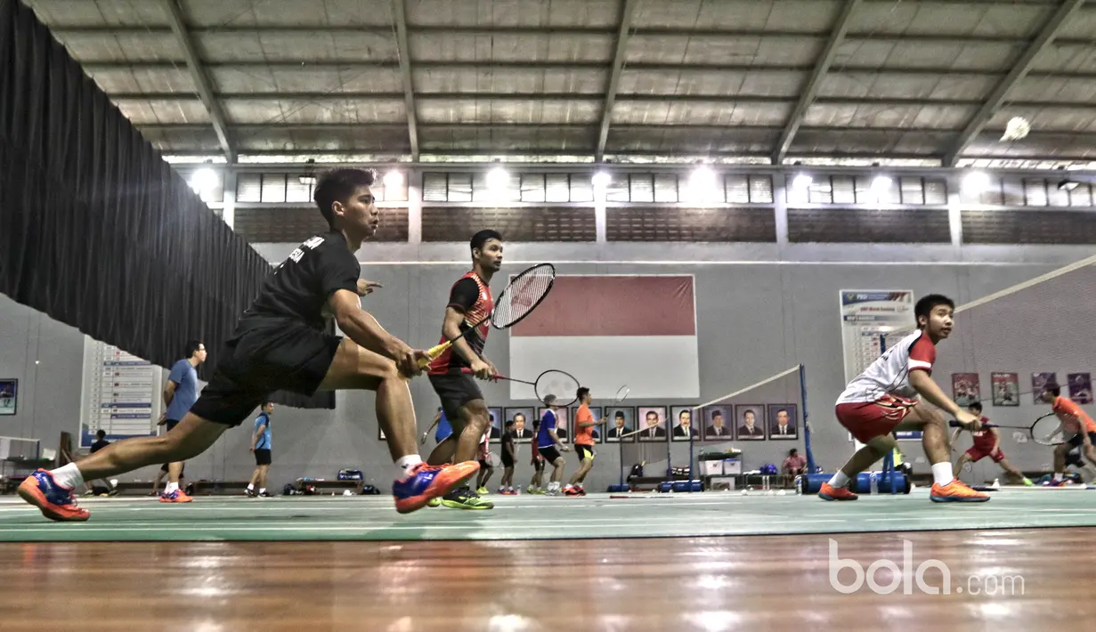 Aksi para pemain muda bulutangkis Indonesia saat mempersiapkan diri untuk kejuaraan All England di Cipayung, Jakarta Timur, Kamis (2/3/2017). (Bola.com/Nicklas Hanoatubun)