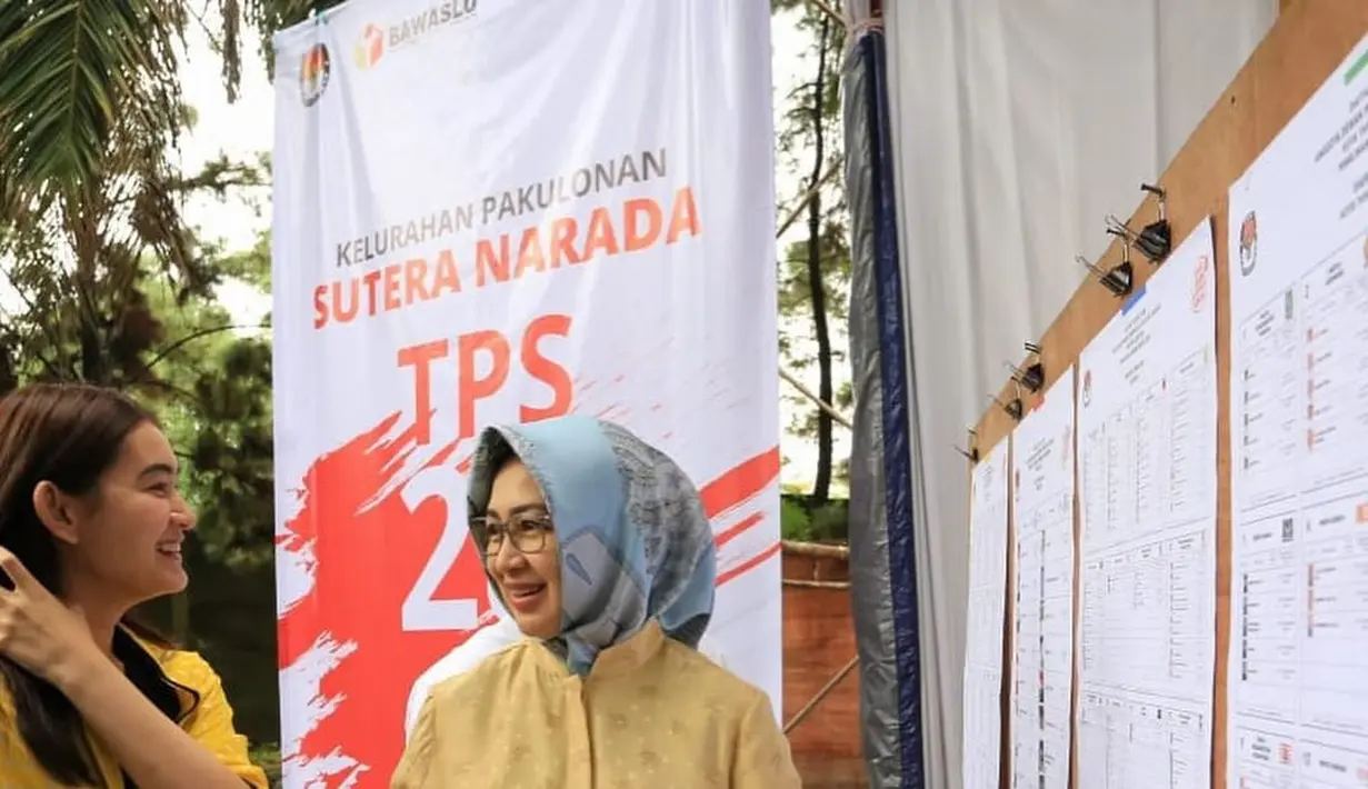 Airin Rachmi Diani konsisten dengan gaya formal saat nyoblos Pemilu 2024. Ia kenakan blouse kuning berkantung dan celana hitam. Hijab biru jadi sentuhan kontras dari penampilannya. [@airinrachmidiany]