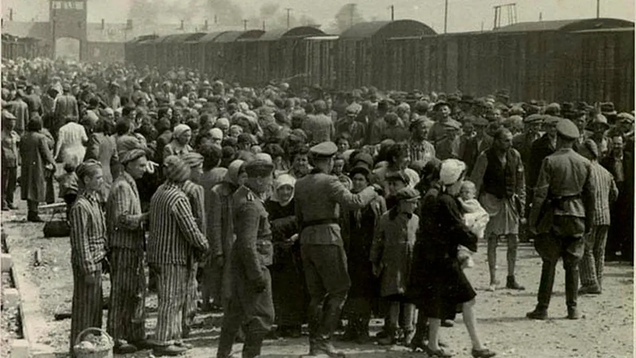 Seleksi Yahudi Hungaria di Kamp Auschwitz-II (Birkenau), Polandia, sekitar Mei/Juni 1944