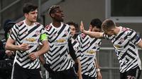 Skuad Manchester United merayakan gol yang dicetak Paul Pogba ke gawang AC Milan, Jumat (19/03/2021) dini hari WIB. (Marco BERTORELLO / AFP)