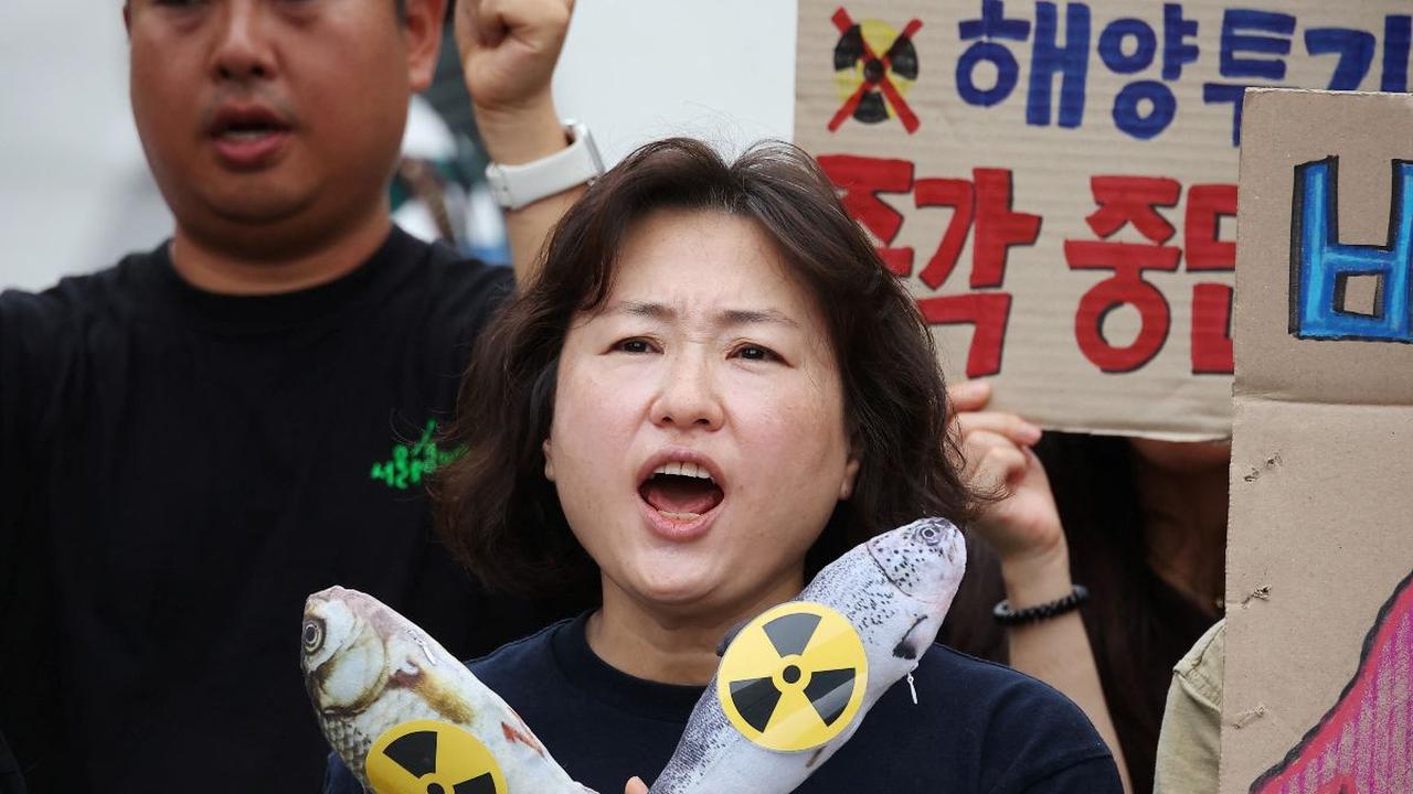 Selain itu rencana Jepang membuang limbah air radioaktif olahan dari pembangkit listrik tenaga nuklir Fukushima ke laut juga mendapatkan reaksi protes dari warga Korea Selatan yang melakukan aksi di Majelis Nasional di Seoul, Korea Selatan, pada Kamis 24 