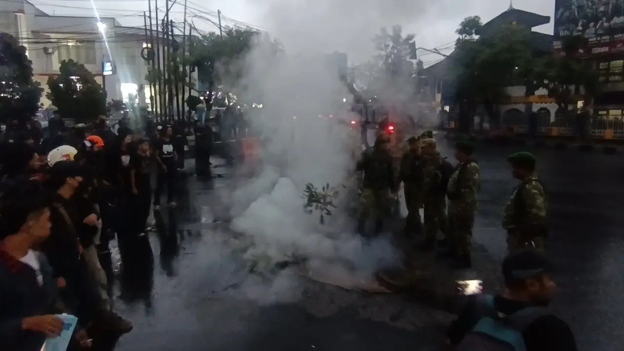Gerakan Mahasiswa Sukabumi menggelar aksi demonstrasi.