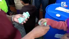 Salah satu pabrik rokok di Kediri, Jawa Timur, membagikan zakat pada masyarakat sekitar yang kurang mampu.