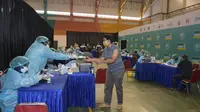 Vaksinasi massal di GOR Volly si Jalak Harupat, Soreang, Kabupaten Bandung, Jumat (6/8/2021). (Foto: Yana/Biro Adpim Jabar)