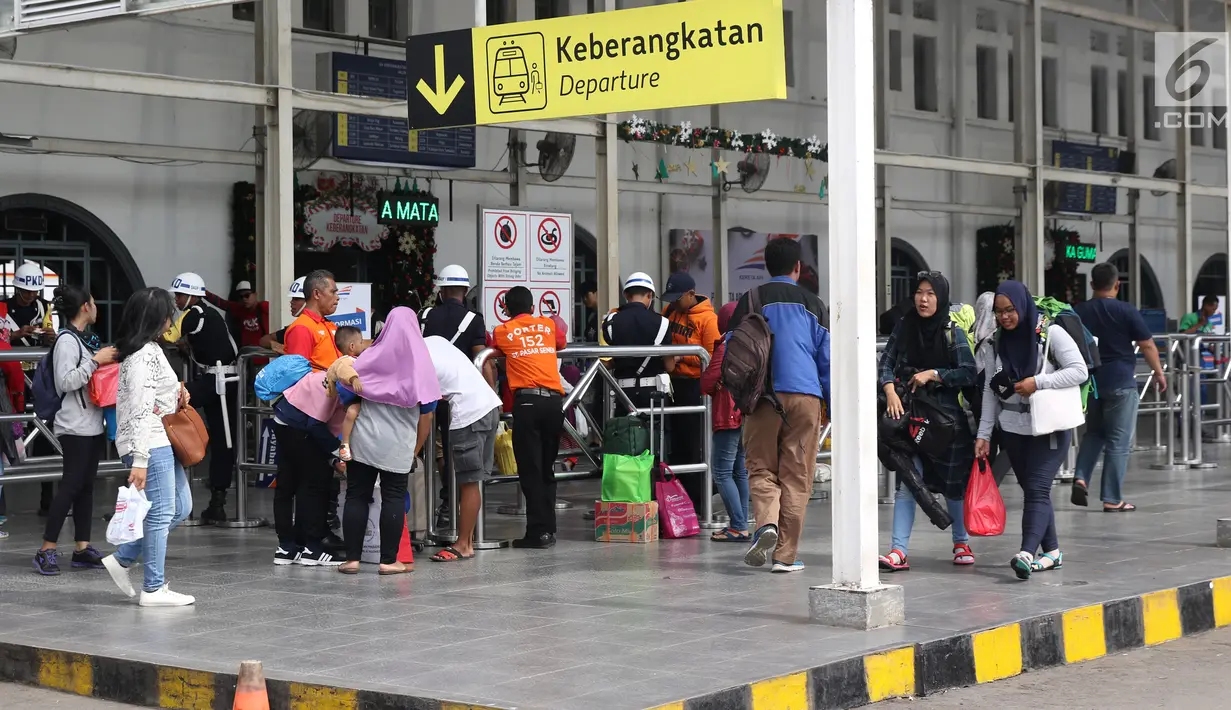 Sejumlah calon penumpang bersiap masuk ruang tunggu kereta di Stasiun Pasar Senen, Jakarta, Jumat (21/12). Jelang libur panjang Natal 2018, calon penumpang kereta api dari Jakarta menuju kota-kota di Pulau Jawa meningkat. (Liputan6.com/Helmi Fithriansyah)