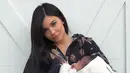 Meski sempat menyembunyikan kehamilannya, Kylie Jenner seperti ingin menebusnya dengan seringnya memamerkan foto Stormi beberapa waktu terakhir. (instagram/kyliejenner)