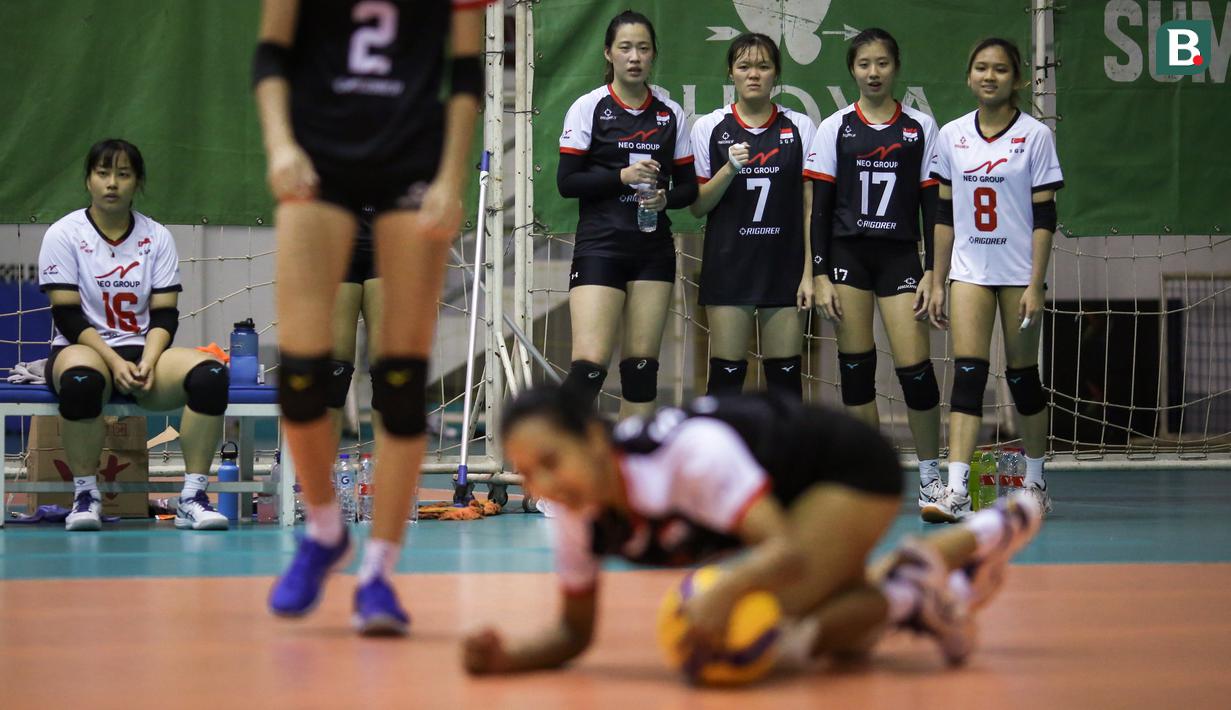 Timnas Voli Putri Singapura terus tertinggal bahkan hingga permainan ditambah menjadi lima set. (Bola.com/Bagaskara Lazuardi)