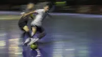 Pemain AFN Bogor berusaha melewati pemain Kerambah Futsal pada Grand Final Futsal Battle di Mall Taman Anggrek, Jakarta, Minggu (14/10). Acara kompetisi futsal tahunan ini berlangsung meriah. (Bola.com/Vitalis Yogi Trisna)