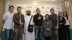 Sejumlah artis berfoto saat penggalangan dana untuk Rohingya di kawasan Dharmawangsa, Jakarta, Senin (18/09). Para selebriti tersebut mengajak masyarakat untuk lebih peduli dan menggalang dana untuk Rohingya. (Liputan6.com/Herman Zakharia)