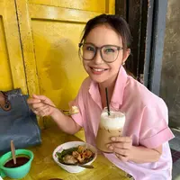 Penampilan Rossa saat jajan di kaki lima tampak sederhana. [@itsrossa910]