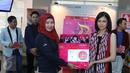 Linda Wibisono, Head of Local Acquisition Department Indosiar (kiri) memberikan pelakat ke pihak Trinity Optima Production yang di wakilkan oleh Rizki Utami usai peluncuran VCD Karaoke di Jakarta, Kamis (6/10). (Liputan6.com/Herman Zakharia)