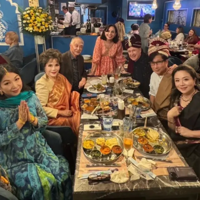Potret Dewi Soekarno Pakai Baju India
