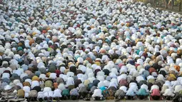 Ribuan umat muslim bersujud saat  salat Idul Fitri di kawasan Jatinegara, Jakarta, Rabu (6/7). Ruas Jalan Jatinegara Barat disulap menjadi tempat pelaksanaan salat. (Liputan6.com/Yoppy Renato)