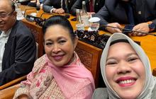 Bikin Gagal Fokus, 5 Potret Cantik Elegan Titiek Soeharto saat Hadiri Sidang Paripurna DPR-RI dengan Outfit Serba Pink