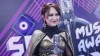 Happy Asmara meraih penghargaan di SCTV Music Awards 2022  (KapanLagi.com/Bayu Herdianto)