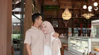 Larissa Chou dan Ikram Rosadi. [IG: @larissachou]