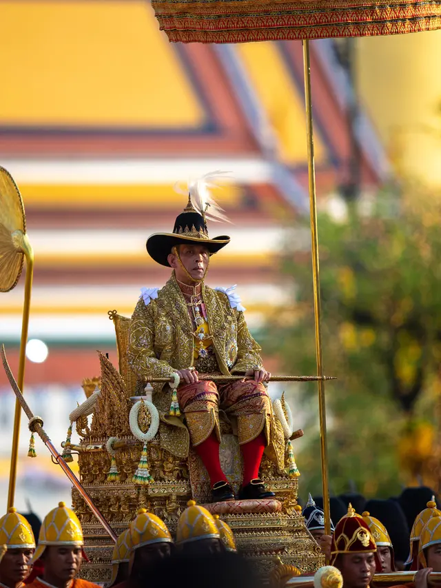 Resmi Dilantik, Raja Baru Thailand Diarak Keliling Kota Bangkok
