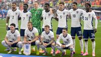 Para pemain starting XI Timnas Inggris berfoto bersama jelang laga semifinal Euro 2024 menghadapi Timnas Belanda di Westfalenstadion, Dortmund, Jerman, Kamis (10/7/2024). (AP Photo/Darko Vojinovic)