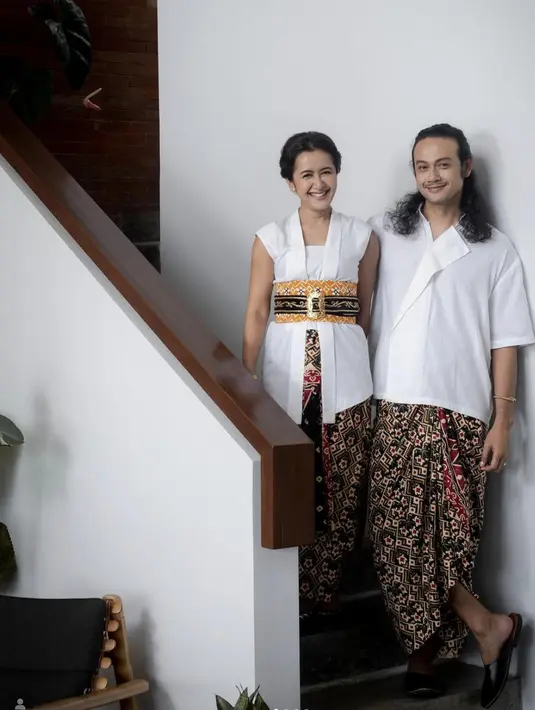 Dwi Sasono juga tampak menarik dalam balutan batik. Ia mengenakan kain batik yang dijadikan sarung dan kemeja. [Instagram/ Dwi Sasono]