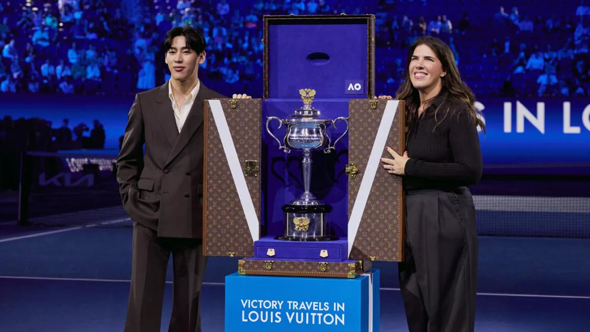BamBam dan Legenda Tenis Jennifer Capriati Hadirkan Trofi Ikonik Australian Open dalam Louis Vuitton Trophy Trunk