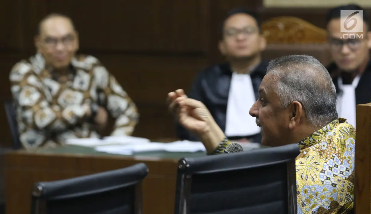Dirut PT PLN (Persero), Sofyan Basir saat memberikan kesaksian untuk terdakwa kasus suap pembangunan PLTU Riau-1, Johannes Budisutrisno Kotjo pada sidang lanjutan di Pengadilan Tipikor, Jakarta, Kamis (25/10). (Liputan6.com/Helmi Fithriansyah)