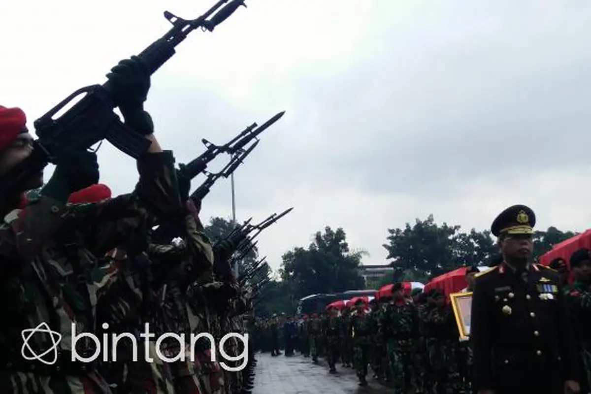 Tembakan Salvo Sambut Kedatangan Jenazah Korban Heli di Poso