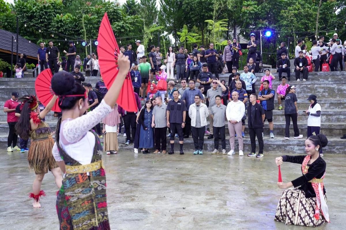 Menko IPK Agus Harimurti Yudhoyono (AHY) bersama Menteri Ekraf Teuku Riefky Harsya menghadiri Atas Langit Festival: Grand Opening, Ceremony Fun Run & Creative Experience di Sentul