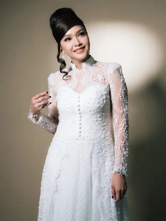 Gaun putih yang dikenakan Maia tampil penuh detail elegan. Siluetnya dibuat fitted dengan sentuhan lace transparan di bagian dada dan lengan panjang, menciptakan nuansa sophisticated tanpa terlihat berlebihan. [@maiaestiantyreal].