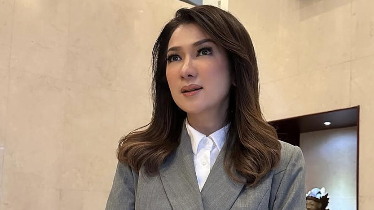 Gaya Chic dan Profesional Fifi Aleyda Yahya di Ragam Kesempatan yang Selalu Inspiratif