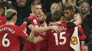 Penyerang Manchester United, Marcus Rashford (kanan) berselebrasi dengan rekan setimnya setelah mencetak gol ke gawang Brentford pada pertandingan Liga Inggris di stadion Old Trafford di Manchester, Inggris, Kamis, 6 April 2023. (AP Photo/Dave Thompson)