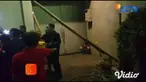 Sebuah mobil putih yang dikemudikan Junaidi (39) warga Camplong, Sampang, Madura, dirusak warga usai menabrak tiga pemotor dan melarikan diri di Jalan Ir Soekarno, Rungkut, Surabaya, Selasa malam (04/5).