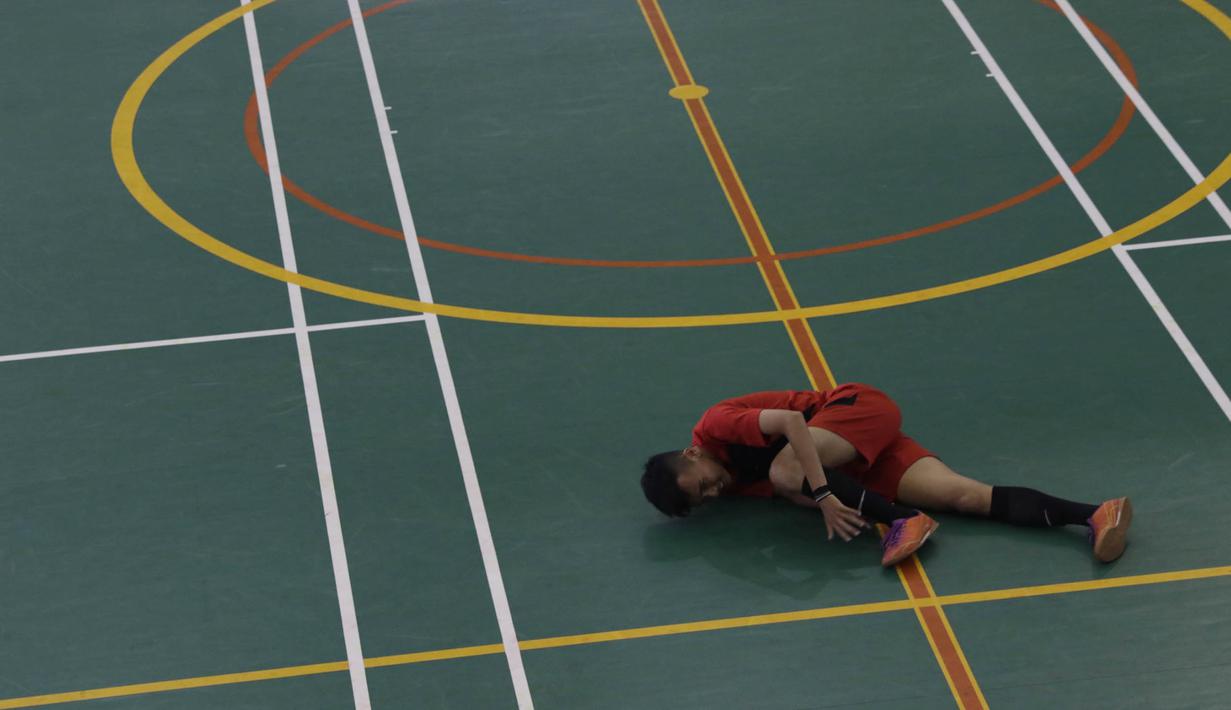 Seorang pesepak bola tuna rungu terjatuh saat bertanding pada Kejuaraan Futsal Tuna Rungu di GOR Ciracas, Jakarta, Sabtu (7/11/2015). (Bola.com/Vitalis Yogi Trisna)