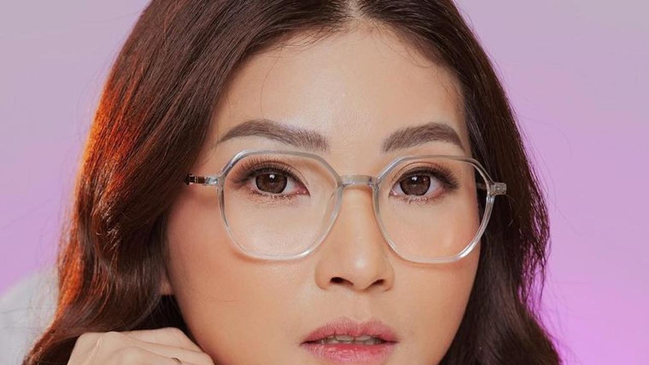 Kacamata dengan Frame Persegi untuk Kesan Wajah yang Lebih Panjang