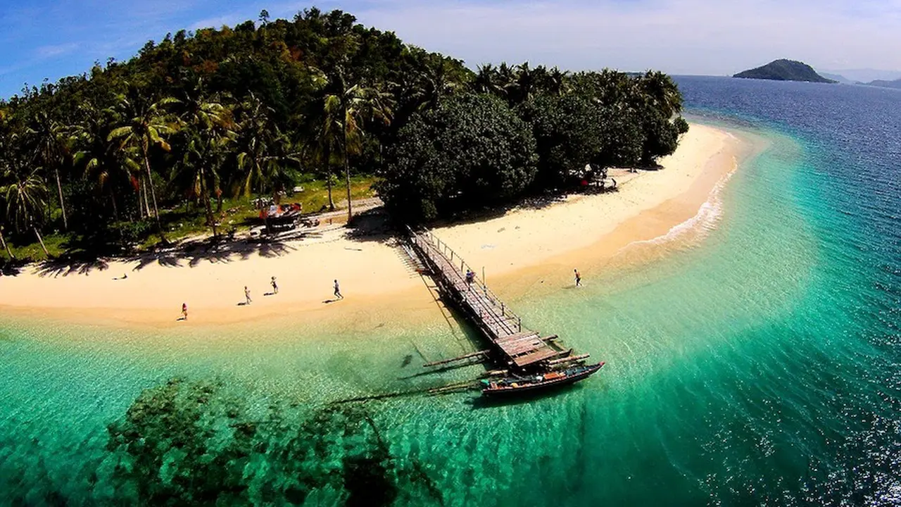 Terbius Pesona Air Laut Sebening Kristal di Pulau Pagang