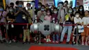 Pengunjung menyaksikan robot melakukan backflip saat Konferensi Robot Dunia di Yichuang International Conference and Exhibition Centre, Beijing, China, 19 Agustus 2022. (AP Photo/Ng Han Guan)