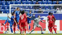 Ermin Bicakcic, kiri, mencetak gol pembuka pertandingan sepak bola Bundesliga Jerman antara TSG 1899 Hoffenheim dan Bayern Munich di Sinsheim, Jerman, Minggu, 27 September 2020. (Uwe Anspach / dpa via AP)