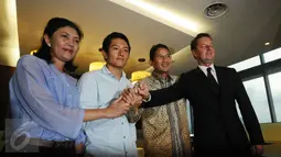 Rio Haryanto (kedua kiri) bersama Sandiaga Uno bersalaman usai memberikan keterangan di gedung Recapital, Jakarta, Selasa (16/2/2016). Saat ini kiprah Rio masih terhadang kendala uang kontrak senilai 12,5 juta euro. (Liputan6.com/Helmi Fithriansyah)