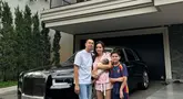 Digendong Raffi Ahmad dan Nagita Slavina, Lily terlihat menggemaskan berfoto dengan latar mobil mewah Roll Royce Raffi. Hingga kini tak sedikit netizen yang merasa sosok Lily adalah perempuan paling beruntung. (Liputan6.com/IG/@raffinagita1717)